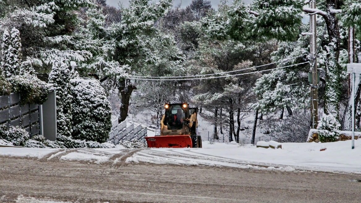 Πάρνηθα: Διακοπή της κυκλοφορίας λόγω χιονόπτωσης από το ύψος του Καζίνο. Οι χιονοπτώσεις ακόμα και σε χαμηλά υψόμετρα θα συνεχιστούν.