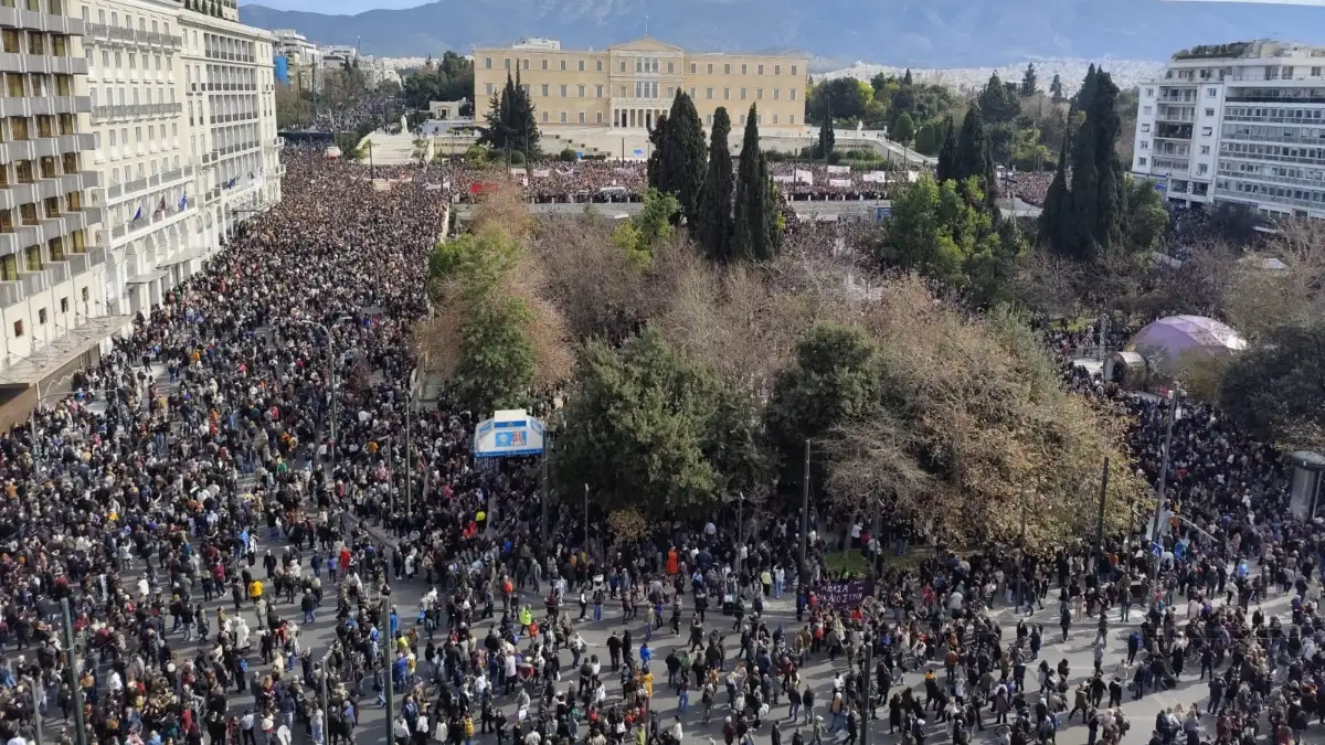 Από νωρίς το πρωί της Κυριακής (26.01.2025), οικογένειες, φοιτητές και σωματεία, ξεκίνησαν να δίνουν το παρών σε Σύνταγμα και Θεσσαλονίκη για τις μεγάλες συγκεντρώσεις διαμαρτυρίας που γίνονται για την τραγωδία των Τεμπών.