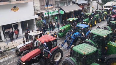 Αγροτικές κινητοποιήσεις: Μπήκαν με τα τρακτέρ μέσα στα Τρίκαλα, έκαναν στάση διαμαρτυρίας και απέκλεισαν τον κόμβο Μεγαλοχωρίου.