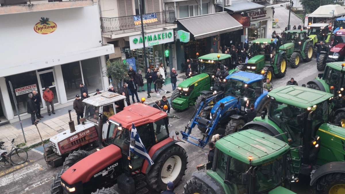 Αγροτικές κινητοποιήσεις: Μπήκαν με τα τρακτέρ μέσα στα Τρίκαλα, έκαναν στάση διαμαρτυρίας και απέκλεισαν τον κόμβο Μεγαλοχωρίου.