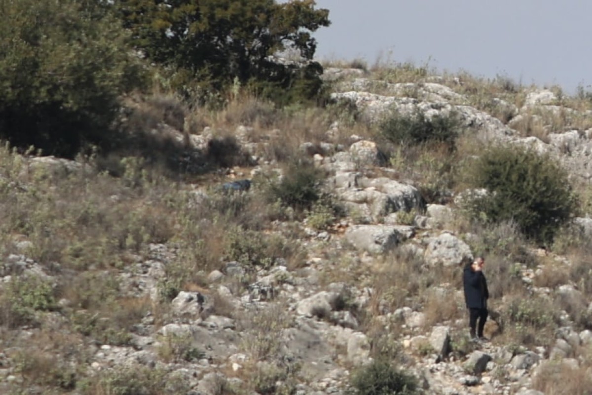 Σε ένα πετρώδες έδαφος κάτω από μία ελιά στο λόφο της Περαχώρας στον Τύρναβο βρέθηκε η σορός του Βασίλη Καλογήρου που είχε εξαφανιστεί από τις 30 Δεκεμβρίου του 2024.