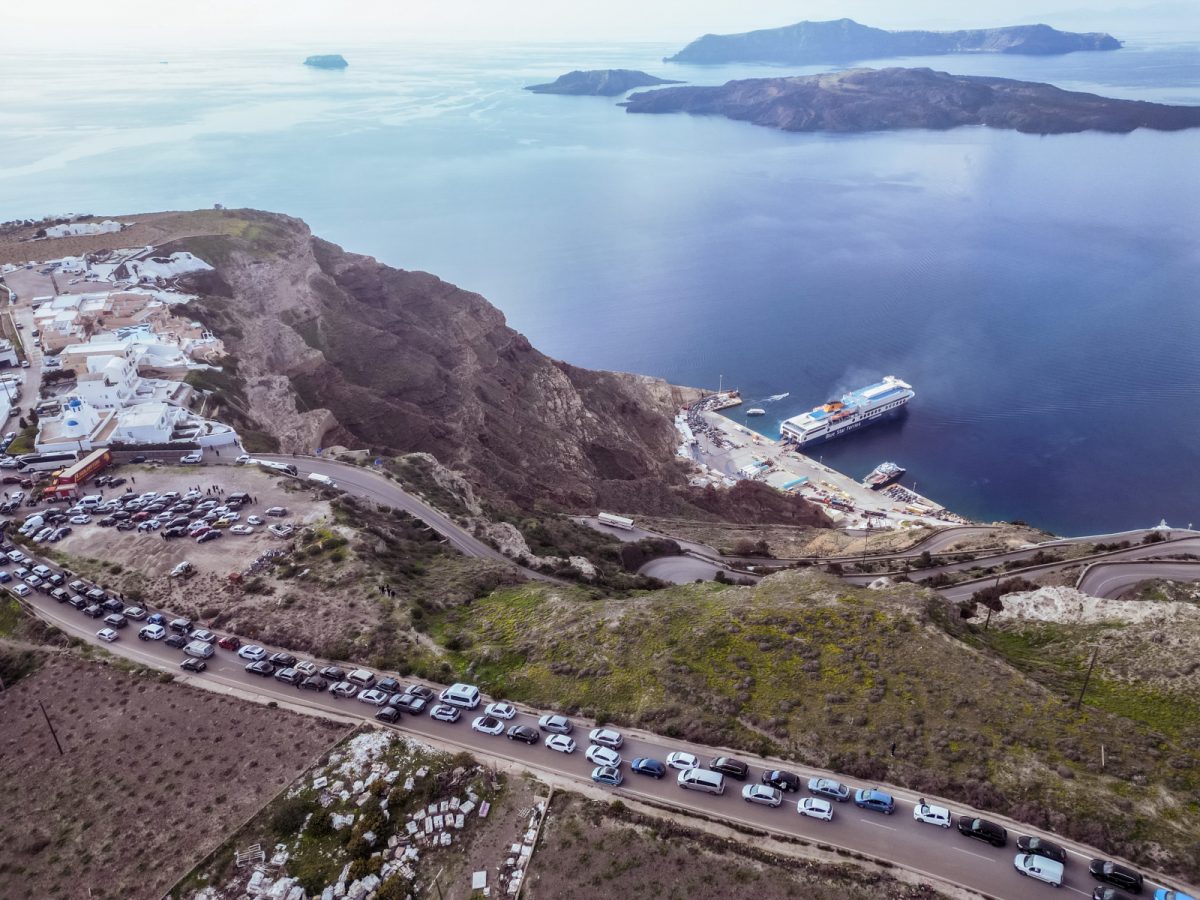 Σε κατάσταση συναγερμού βρίσκονται κάτοικοι και Αρχές στη Σαντορίνη τα τελευταία τρία εικοσιτετράωρα, λόγω της ένοτνης σεισμικής