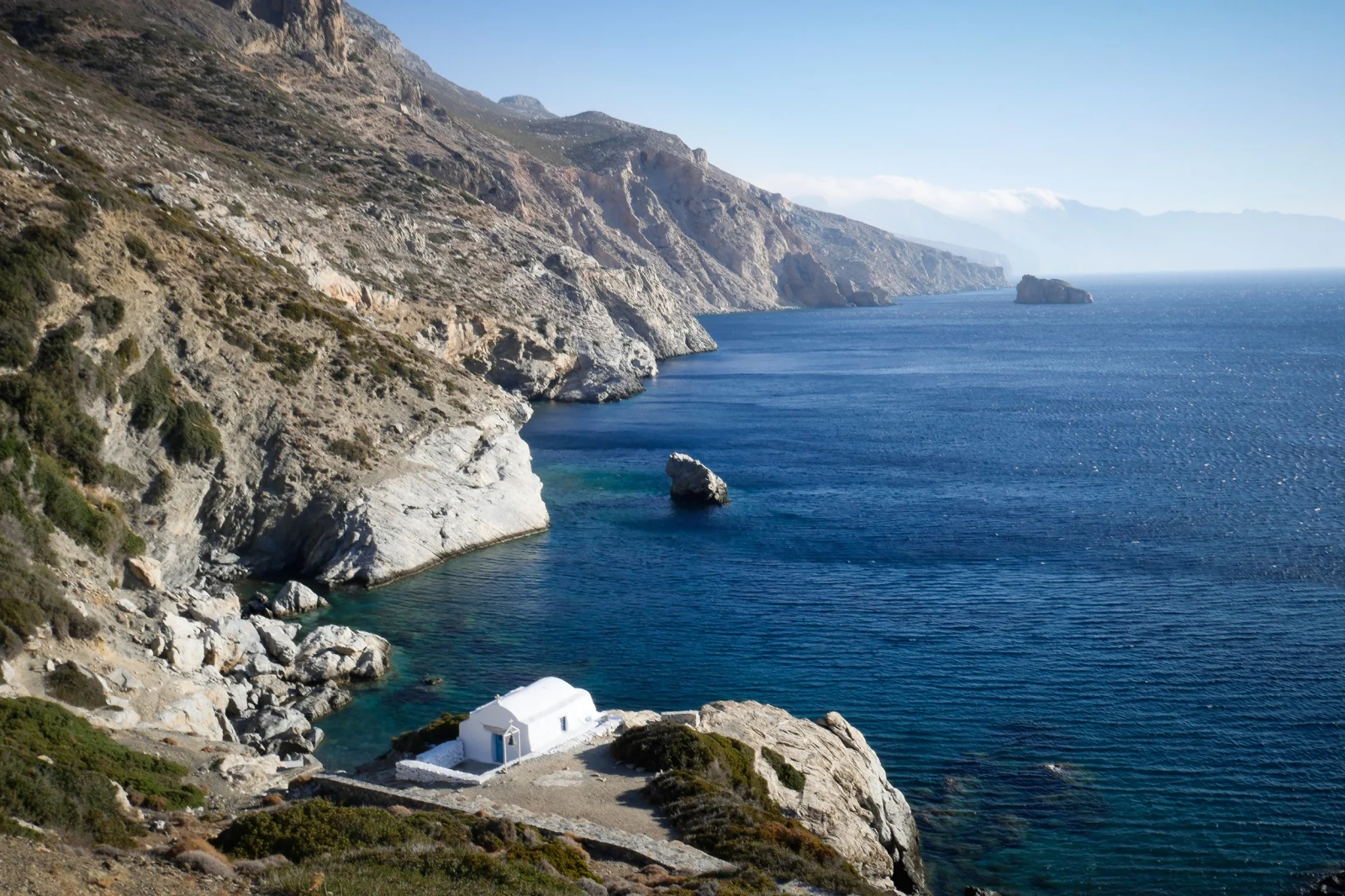 Μια νέα ισχυρή δόνηση έγινε αισθητή στις 10:29 το πρωί της Τετάρτης (12.2.2025) με επίκεντρο και πάλι την ίδια περιοχή ανοιχτά της Σαντορίνης.