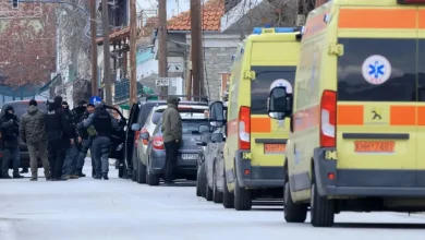 Λάρισα: Ακούγονται πυροβολισμοί - Παραμένει ταμπουρωμένος στο ξυλουργείο ζωσμένος με χειροβομβδίδα ο δράστης του διπλού φονικού.