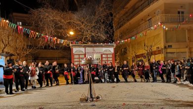 Αποκριάτικα Έθιμα: Ανακαλύπτοντας τα Καρναβάλια στην Ελλάδα, καρναβαλιστές, φανοί, κουδουνάτοι και καμουζέλες σέρνουν τον χορό.