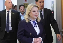 Ισραήλ: Ποινική έρευνα σε βάρος της συζύγου του Νετανιάχου για απόπειρα δωροδοκίας μάρτυρα στη δίκη διαφθοράς του συζύγου της.