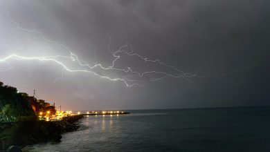 Μέχρι το βράδυ της Κυριακής (16.2.2025) αναμένεται να συνεχιστεί το κύμα κακοκαιρίας που έχει φέρει από το Σάββατο βροχές και καταιγίδες