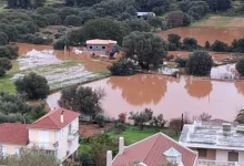 Κεφαλονιά: Σε απόγνωση μετά τις πλημμύρες οι κάτοικοι, περιουσίες μιας ζωής χάθηκαν σε τόνους λάσπης μέσα σε λίγα λεπτά.