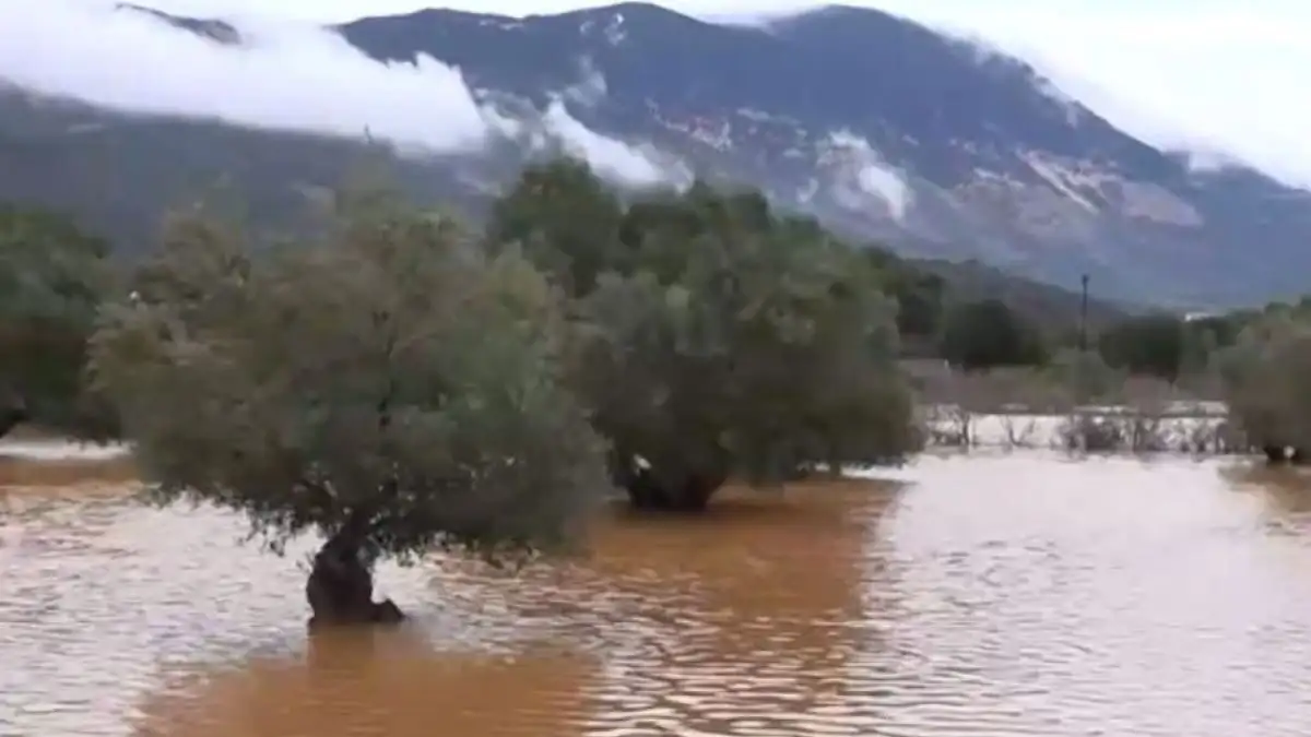 Πλημμυρισμένη παραμένει εδώ και 48 ώρες η Κεφαλονιά, μετά το πέρασμα της κακοκαιρίας την Παρασκευή.