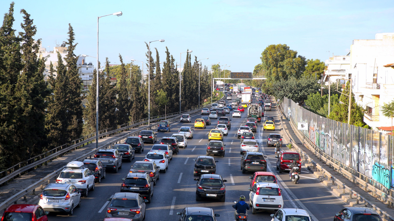 Κηφισός: Ουρά 16 χλμ στην καθοδο προς Αθήνα εξαιτίας καραμπόλας 5 αυτοκινητων. Η ταλαιπωρία των οδηγών είναι απερίγραπτη.