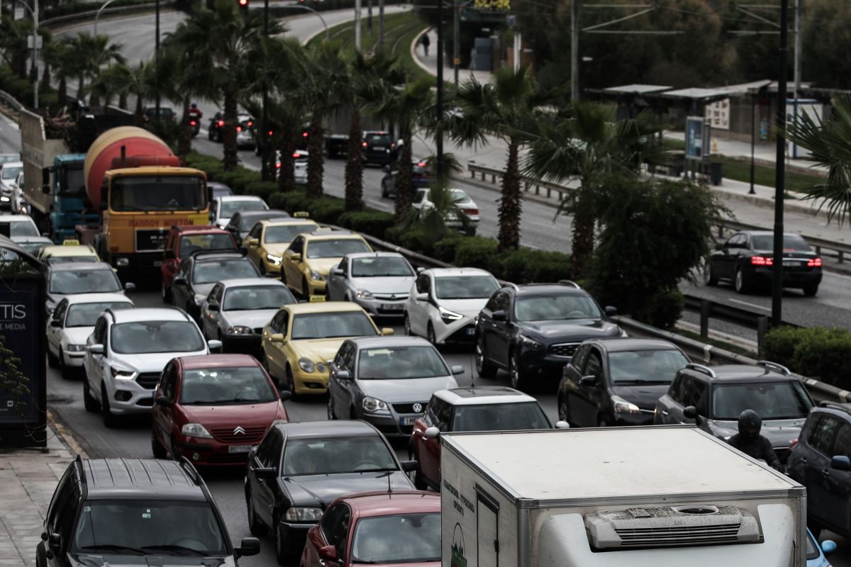 Λεωφόρος Ποσειδώνος: Απίστευτο μποτιλιάρισμα λόγω τροχαίου, Ι.Χ. ανετράπη στο ύψος του Αγίου Κοσμά χωρίς να έχουν γίνει γνωστές οι συνθήκες.