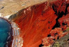 Σαντορίνη: Καταρρέουν τα βράχια στην Κόκκινη Παραλία και πέφτουν στη θάλασσα. Δεν υπάρχει οδική πρόσβαση πλέον στο σημείο.