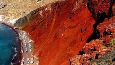 Σαντορίνη: Καταρρέουν τα βράχια στην Κόκκινη Παραλία και πέφτουν στη θάλασσα. Δεν υπάρχει οδική πρόσβαση πλέον στο σημείο.