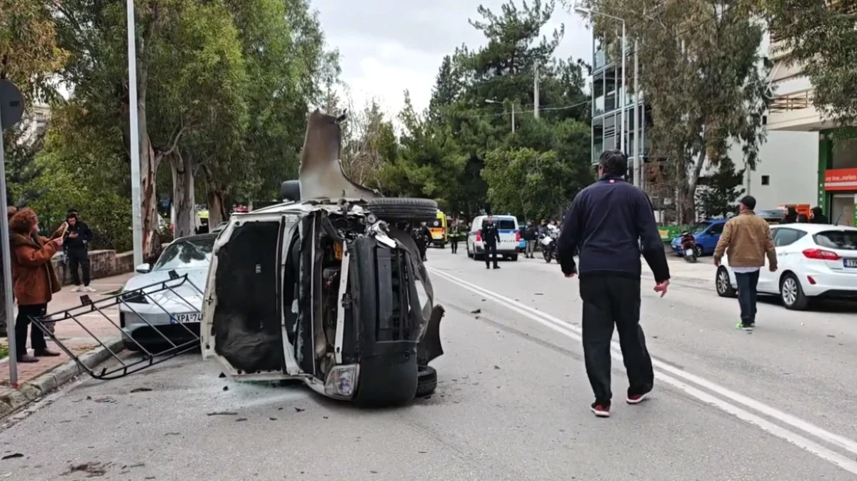 Νέο Ψυχικό: Δυστύχημα με έναν νεκρό και 5 τραυματίες - Ι.Χ. που οδηγούσε ηλικιωμένη γυναίκα μπήκε στο αντίθετο ρεύμα.