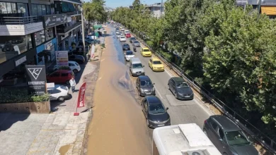 Ατέλειωτα προβλήματα και κυκλοφοριακό χάος καταγράφονται στην περιοχή της Αγίας Παρασκευής, λόγω θραύσης αγωγού νερού της ΕΥΔΑΠ στη λεωφόρο Μεσογείων, κοντά στον Σταυρό.