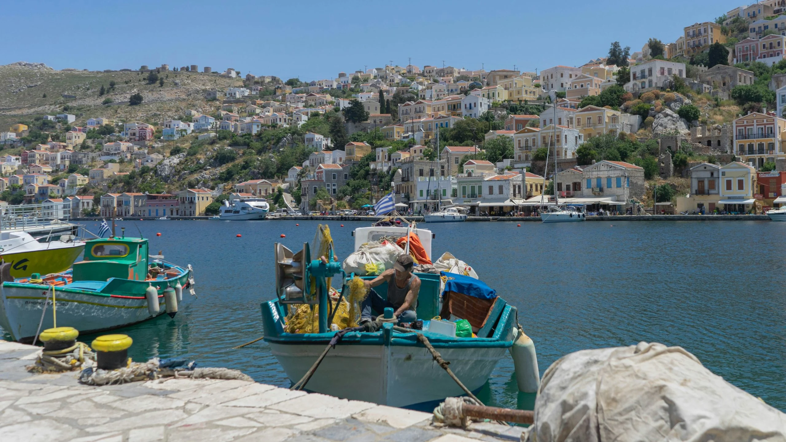 Ανατριχίλα προκαλούν οι λεπτομέρειες της υπόθεσης με την 13χρονη στην Σύμη, που κατηγορείται ότι με τη βοήθεια του 15χρονου φίλου της σχεδίαζε τη δολοφονία της μητέρας της με ποντικοφάρμακο.