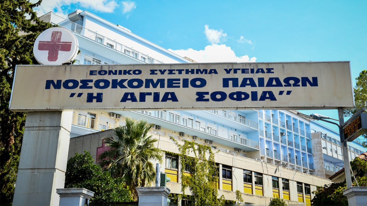 Σε βαριά κατάσταση, παραμελημένο και αφυδατωμένο, με εγκαύματα που καταλαμβάνουν το 28% της επιφάνειας του δέρματος και τα οποία είχαν προκληθεί πριν από 5 έως 7 ημέρες, διακομίστηκε στις 12 Φεβρουαρίου με το ΕΚΑΒ στο νοσοκομείο «Αγία Σοφία» κοριτσάκι 4 ετών.