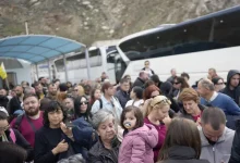 Σαντορίνη: Απίστευτος συνωστισμός σε λιμάνι και αεροδρόμιο