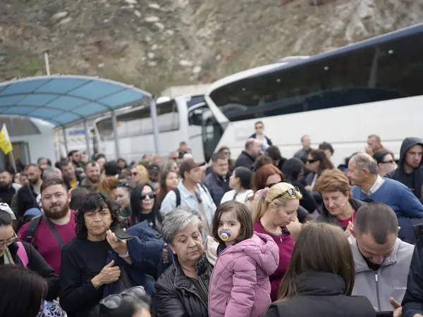 Σαντορίνη: Απίστευτος συνωστισμός σε λιμάνι και αεροδρόμιο