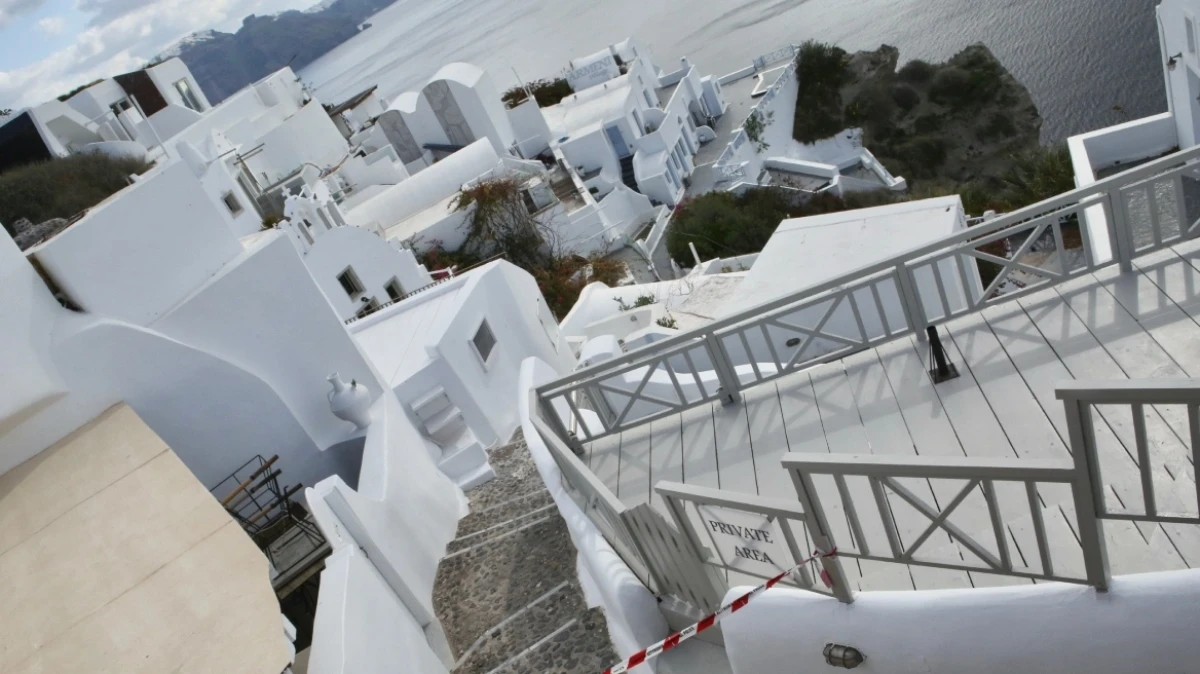 Τραγωδία στη Σαντορίνη: 19χρονος εργάτης έχασε τη ζωή του όταν κατέρρευσε η οροφή υπόσκαφου ακινήτου. Συνελήφθη ο ιδιοκτήτης, ενώ οι αρχές ερευνούν τα αίτια του δυστυχήματος.