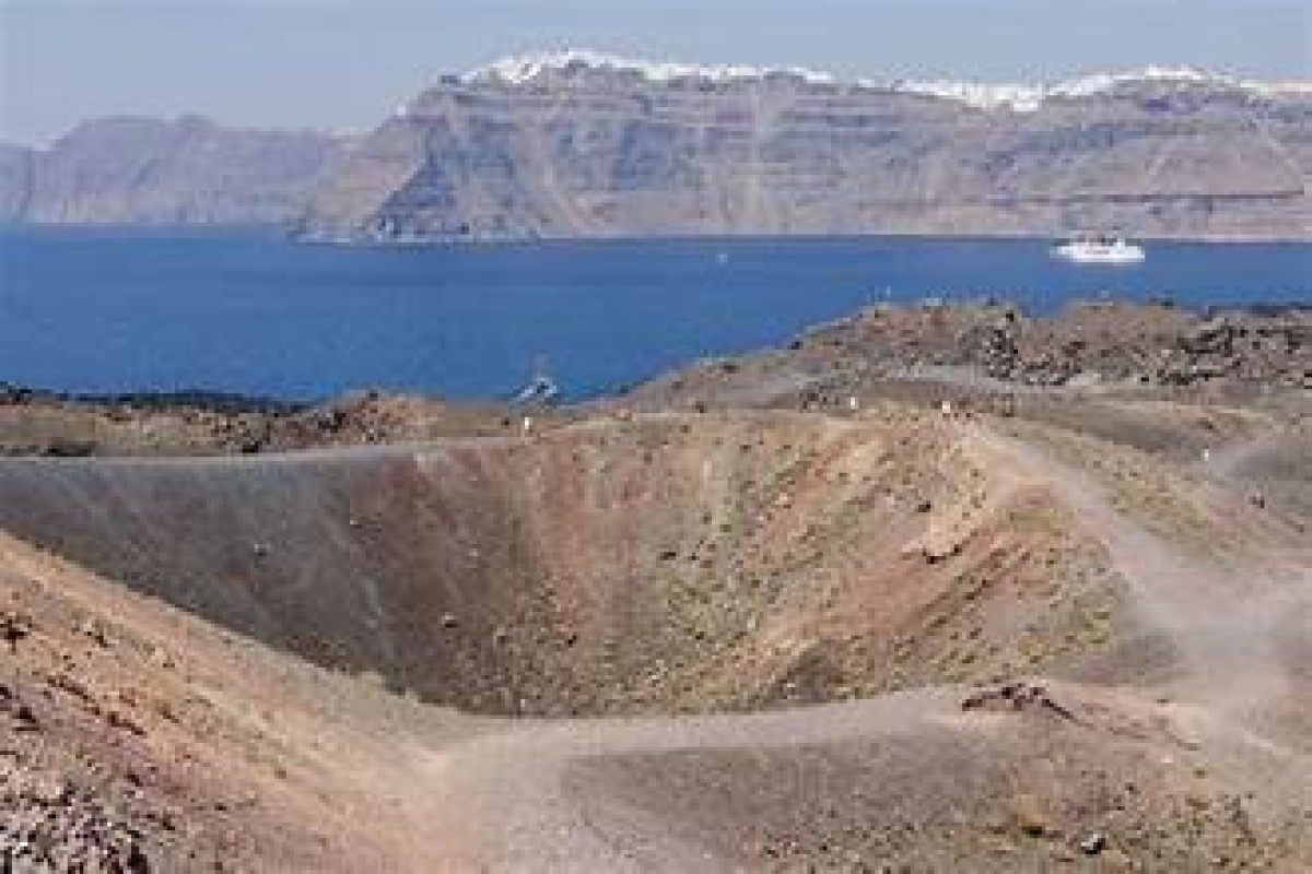 Με έναν καταιγισμό εκατοντάδων σεισμικών δονήσεων, η μεγαλύτερη εκ των οποίων 4,5 βαθμών της κλίμακας Ρίχτερ, στις 9:22 σήμερα το πρωί 22 χιλιόμετρα νοτιοδυτικά της Αμοργού, συνεχίζεται η έντονη δραστηριότητα των τελευταίων ημερών, κυρίως βορειοανατολικά της Σαντορίνης, κοντά στο ηφαίστειο Κολούμπο.