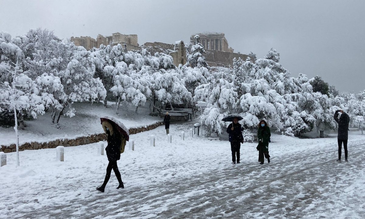 Ραγδαία μεταβολή του καιρού με πτώση της θερμοκρασίας και χιόνια ακόμα και στην Αττική. Τι αναφέρει Κλέαρχος Μαρουσάκης, Γιάννης Καλλιάνος και Θοδωρής Κολυδάς.