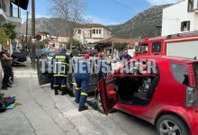 Σοκαριστικό τροχαίο στον Βόλο: Γυναίκα λιποθύμησε στο τιμόνι και «κάρφωσε» το αυτοκίνητο σε σταθμευμένο όχημα