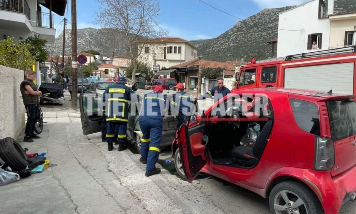 Σοκαριστικό τροχαίο στον Βόλο: Γυναίκα λιποθύμησε στο τιμόνι και «κάρφωσε» το αυτοκίνητο σε σταθμευμένο όχημα