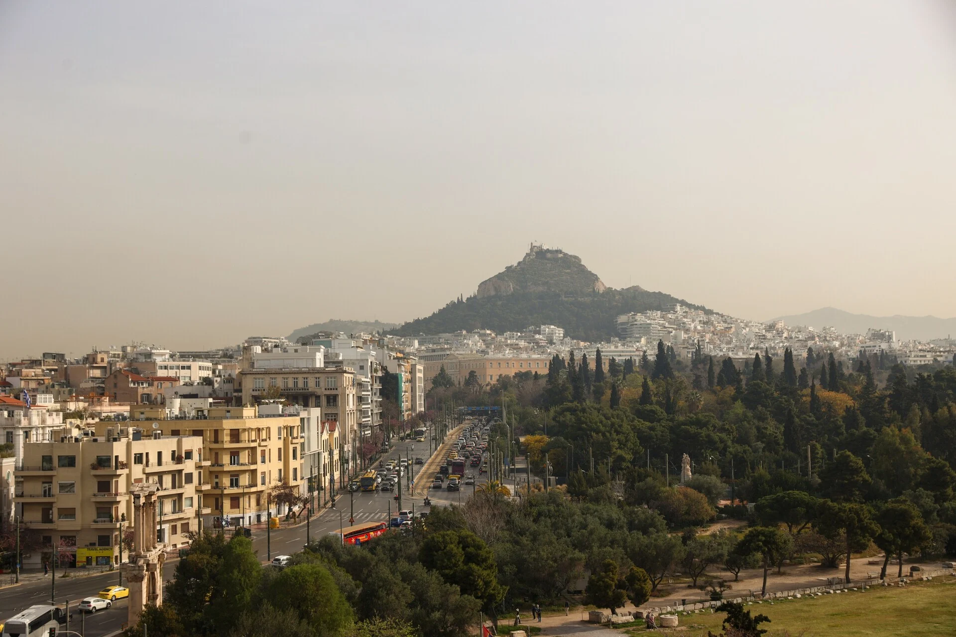 Η ζέστη και η αφρικανική σκόνη θα είναι τα κύρια χαρακτηριστικά του καιρού την εβδομάδα που ξεκίνησε σύμφωνα με τους μετεωρολόγους.