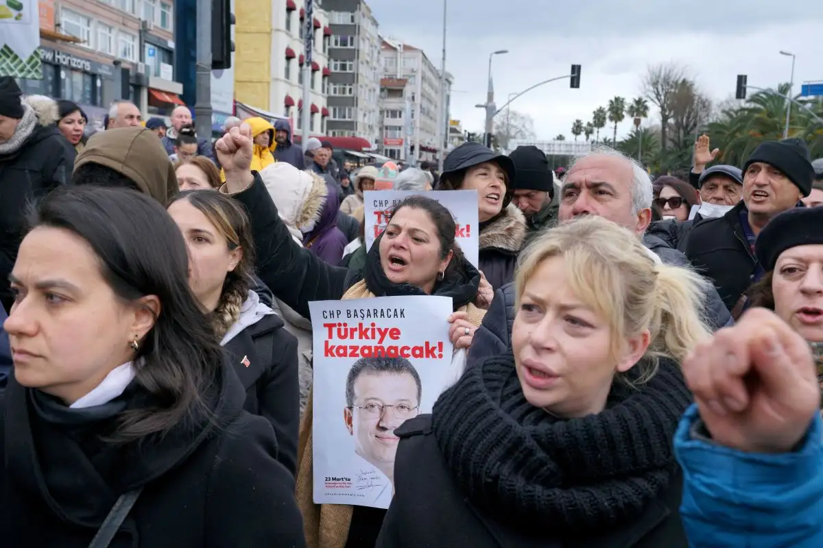 Με σύνθημα «η Τουρκία θα νικήσει» εκατοντάδες υποστηριστές του Εκρέμ Ιμάμογλου έχουν βγει από το πρωί της Τετάρτης (19.3.25) στους δρόμους για να διαμαρτυρηθούν για τη σύλληψη του δημάρχου της Κωνσταντινούπολης.