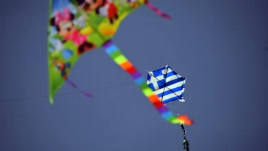 Η Καθαρά Δευτέρα έχει τους δικούς της συμβολισμούς, οι οποίοι μάλιστα δεν αφορούν μονάχα το φαγητό, αλλά και αρκετά ακόμη ήθη κι έθιμα που γιορτάζουμε τη συγκεκριμένη ημέρα.