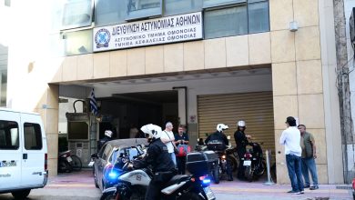 Ομόνοια: Νεκρός άνδρας δεμένος χειροπόδαρα – Θύμα ερωτικού «παιχνιδιού» που πήρε τραγική τροπή. Ερευνάται η κατανάλωση ουσιών.