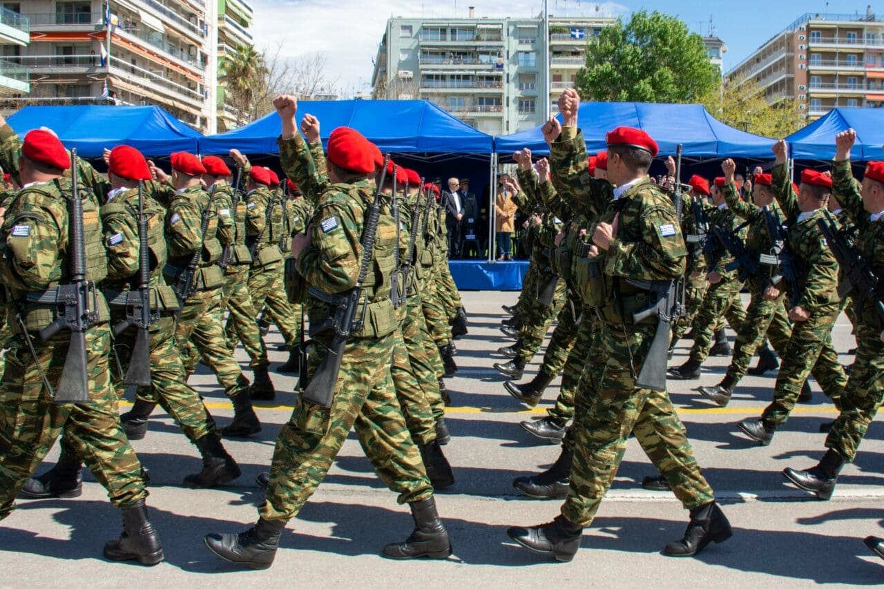 Ο καιρός αλλάζει ενόψει της 25ης Μαρτίου, με θερμές αέριες μάζες από την Αφρική να φέρνουν ζέστη και αφρικανική σκόνη. Δες αναλυτικά τις προβλέψεις για Αθήνα, Θεσσαλονίκη και άλλες περιοχές.