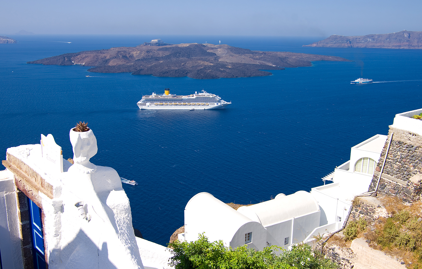 Μετά τη σεισμική δραστηριότητα, η Σαντορίνη προετοιμάζεται για την έναρξη της τουριστικής σεζόν. Οι πρώτες αφίξεις κρουαζιερόπλοιων ξεκινούν στις 23 Μαρτίου, ενώ οι ξενοδόχοι αισιοδοξούν για τις κρατήσεις. Προβλήματα στην εύρεση προσωπικού και καθυστερήσεις στις αποζημιώσεις εργαζομένων.