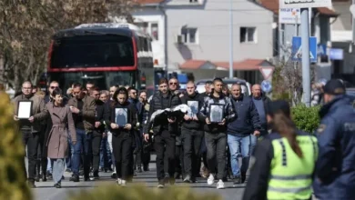 Σκόπια: Θρήνος και ανείπωτη θλίψη στις κηδείες των 59 θυμάτων της φονικής φωτιάς – Μια πόλη βυθισμένη στο πένθος.