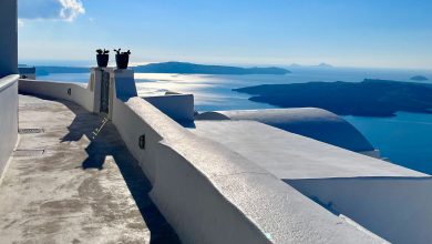 Μπορεί να απομακρύνεται το σενάριο για σεισμική δόνηση της τάξης των 6 βαθμών στην περιοχή της Σαντορίνης σύμφωνα με τους σεισμολόγους, όμως η φετινή χρονιά δεν θα είναι εύκολη για τον τουρισμό του νησιού.