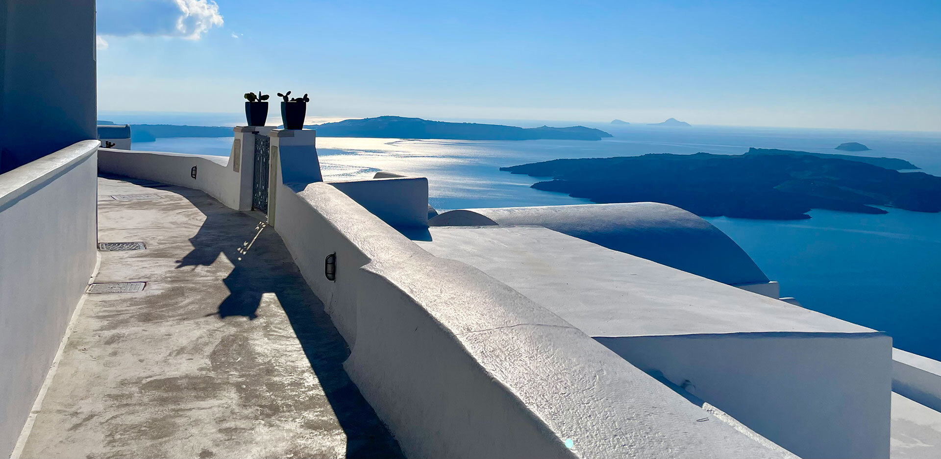 Μπορεί να απομακρύνεται το σενάριο για σεισμική δόνηση της τάξης των 6 βαθμών στην περιοχή της Σαντορίνης σύμφωνα με τους σεισμολόγους, όμως η φετινή χρονιά δεν θα είναι εύκολη για τον τουρισμό του νησιού.