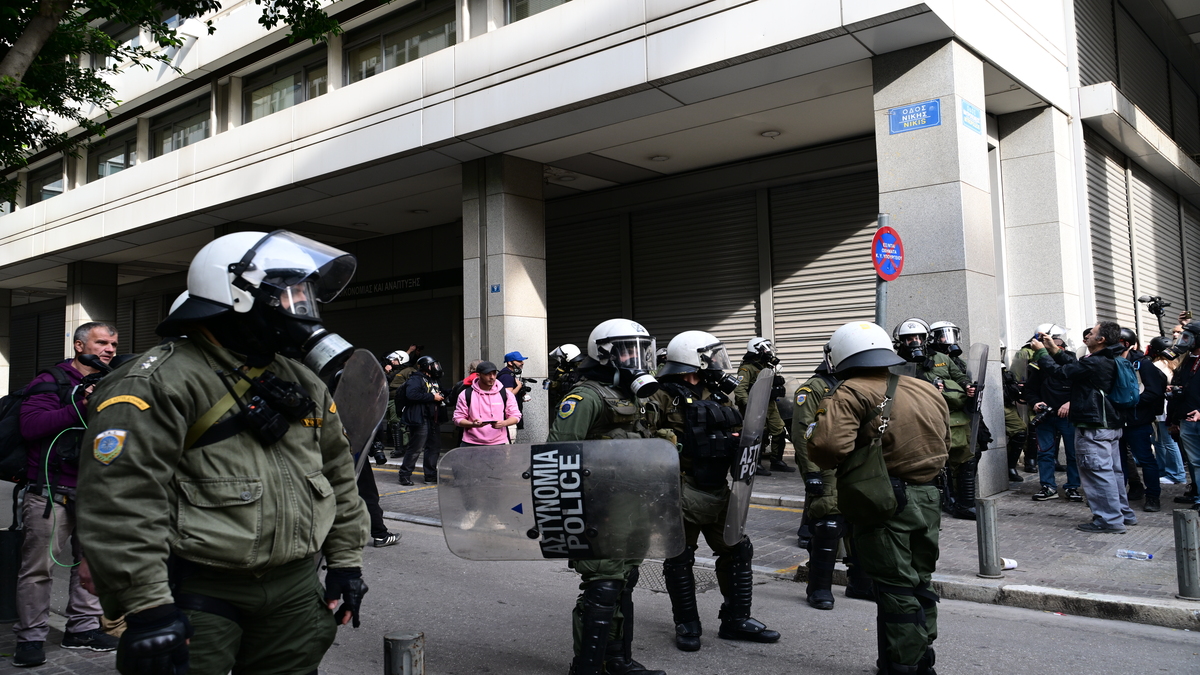 Τέμπη: Μηνυτήρια αναφορά κατά ΕΛ.ΑΣ. από τους συγγενείς των θυμάτων για την ανεπάρκειά της στην περιφρούρηση μιας ειρηνικής συγκέντρωσης.