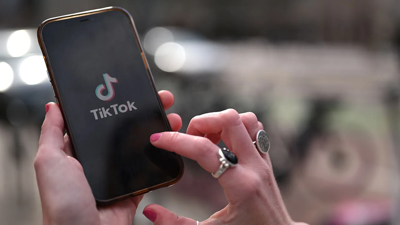 TikTok: Απάτη για δήθεν άρρωστο παιδί αποκαλύφθηκε από αστυνομικό που σέρφαρε στο διαδίκτυο και εντόπισε τον επιτήδειο δράστη.