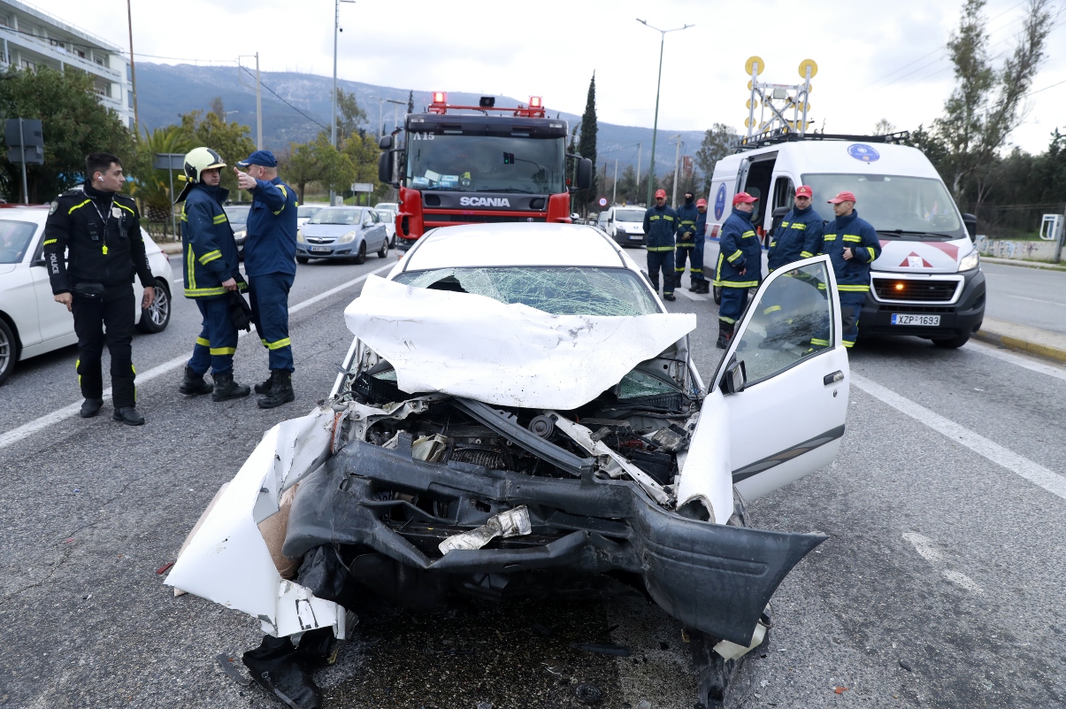 Κατεχάκη: Σοκάρουν οι μαρτυρίες για το θανατηφόρο τροχαίο - «Ο οδηγός βγήκε με αίματα στο στόμα», πρόβλημα υγείας ή μηχανική βλάβη η αιτία του