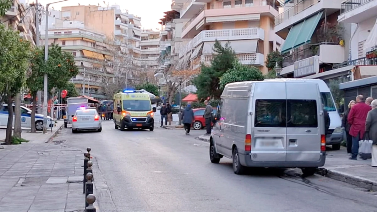 Τραγικό θάνατο, με τα πρώτα στοιχεία να δείχνουν αυτοκτονία, βρήκε ένα ζευγάρι στου Ζωγράφου στην οδό Αμμοχώστου, καθώς φαίνεται πως έπεσε