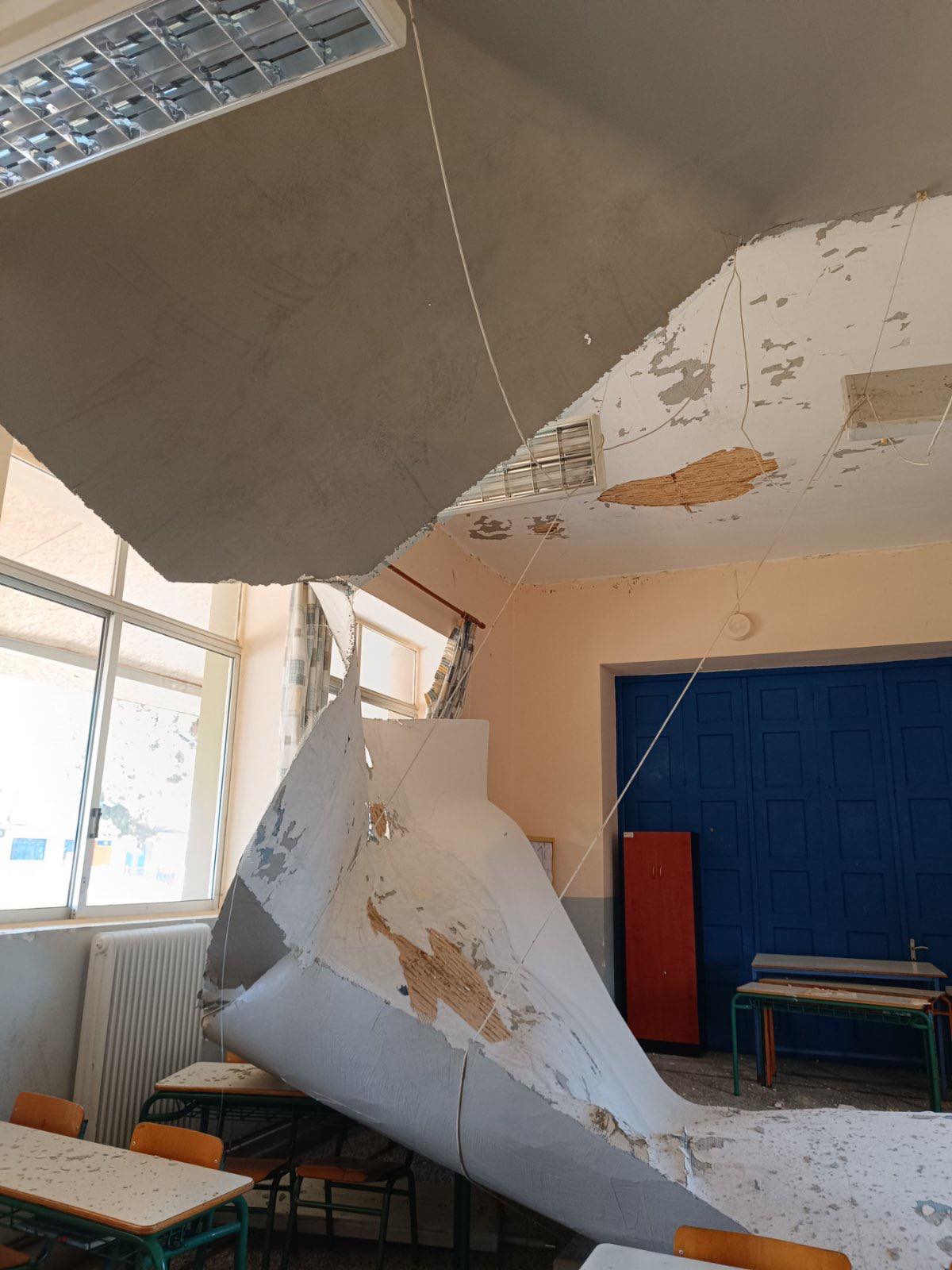 Παρ' ολίγον τραγωδία: Κατέρρευσε η οροφή στο 1ο Δημοτικό Σχολείο Φιλιατρών - Από τύχη δεν έπεσε στα κεφάλια των μικρών μαθητών