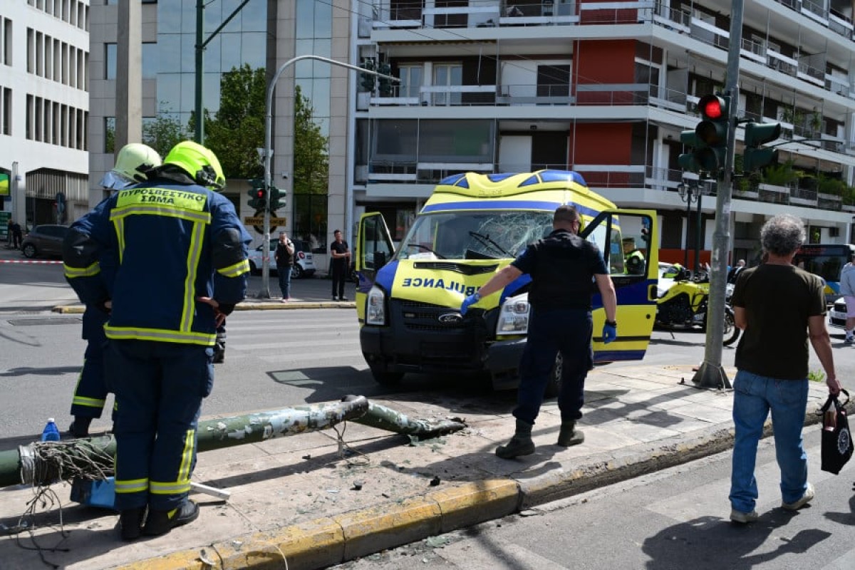 Πανικός στο κέντρο της Αθήνας: Ασθενοφόρο καρφώθηκε σε κολώνα – Πέντε τραυματίες, ανάμεσά τους πεζοί οι οποίοι δεν διατρέχουν κίνδυνο.