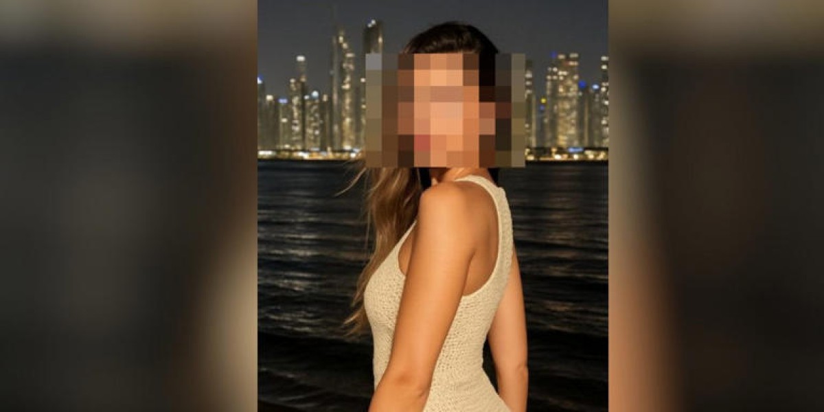 Καλοκαίρι στη Μύκονο και στην πισίνα γνωστού ξενοδοχείου στον Πλατύ Γυαλό εμφανίζονται δυο καλλίγραμμες γυναίκες.