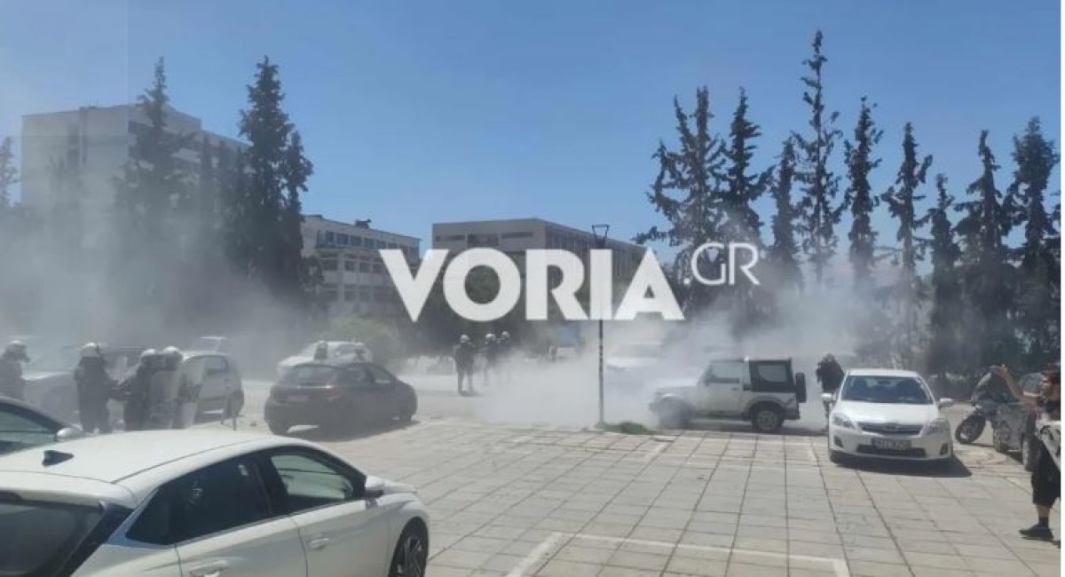 Σε πεδίο μάχης μετατράπηκε το ΑΠΘ όπου υπήρξε επέμβαση των ΜΑΤ μετά την ανακατάληψη σήμερα το πρωί στο «Στέκι Φυσικού» από ομάδα