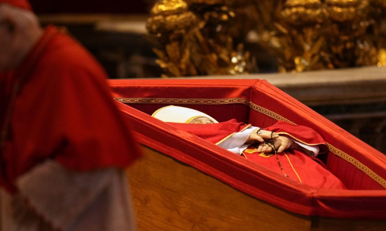 Το Βατικανό προχωρά σιγά – σιγά στις τελευταίες προετοιμασίες για την κηδεία του Πάπα Φραγκίσκου, καθώς η τελευταία ομάδα Καθολικών