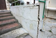 Σε διαρροές από το δίκτυο ύδρευσης, αποχέτευσης αλλά και από οικιακά πηγάδια αποδίδονται οι ρηγματώσεις που έχουν εμφανιστεί το τελευταίο διάστημα σε τουλάχιστον εννέα κατοικίες στην περιοχή των Βουτών Ηρακλείου, σύμφωνα με την ΕΡΤ.