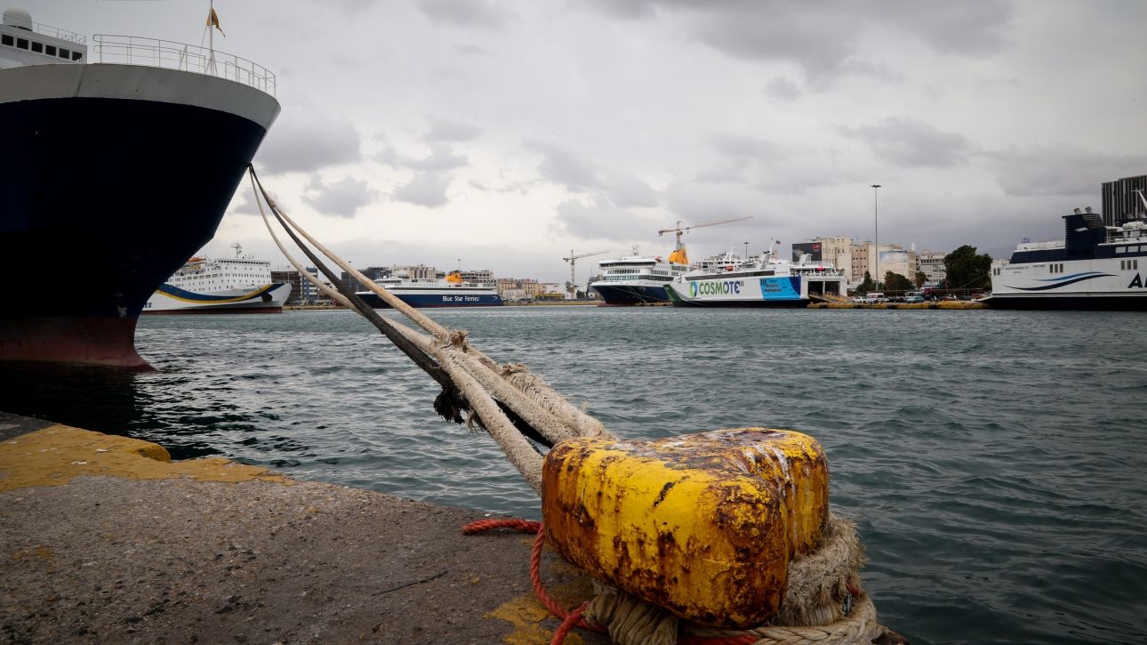 Οι θυελλώδεις ανέμοι δεν έχουν κοπάσει σε πολλές περιοχές της χώρας και το απαγορευτικό απόπλου παραμένει σε ισχύ για τα ακτοπλοϊκά δρομολόγια.