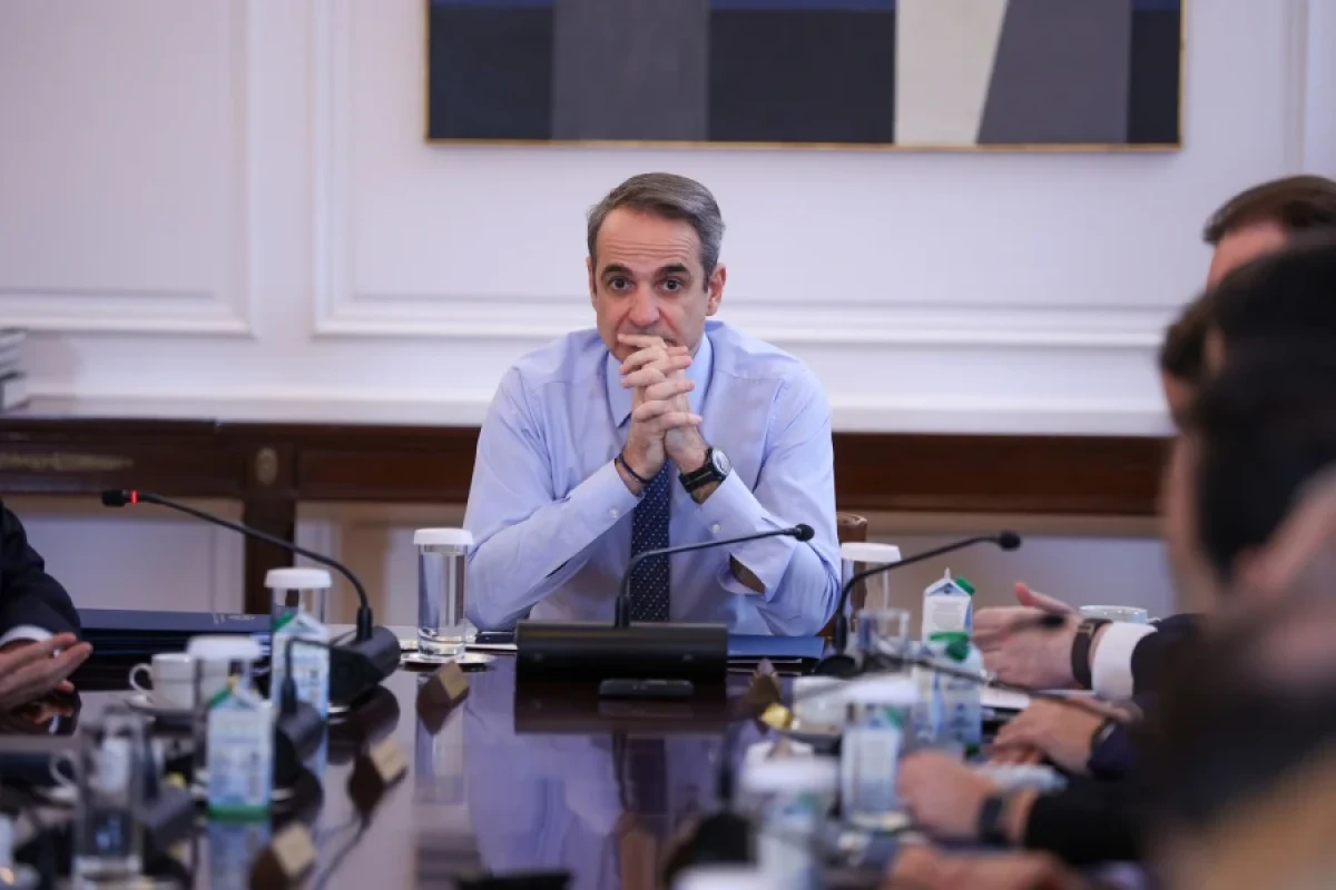 Νέο ολίσθημα Μητσοτάκη: Η κοινωνία στενάζει από την ακρίβεια, αλλά ο πρωθυπουργός βλέπει «βελτίωση» και τρίτη θητεία– Όταν η αλαζονεία ξεπερνά την πραγματικότητα