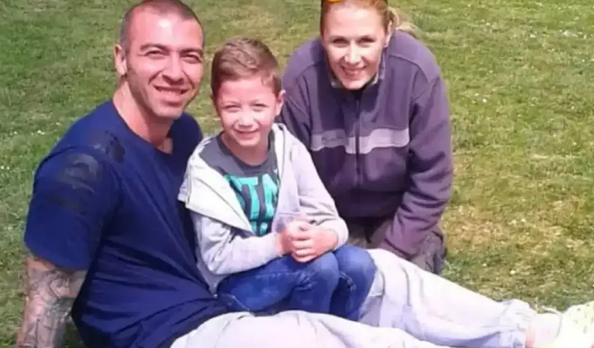 Μέσα σε ενάμιση χρόνο, ο μικρός Φίλιππος έχασε τους γονείς του, Αλέξανδρο Νικολαΐδη και Ρούξι Ντουμιτρέσκου.